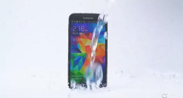 Samsung Galaxy S5 nomina a iPhone 5s al cubo de hielo, no lo hagas