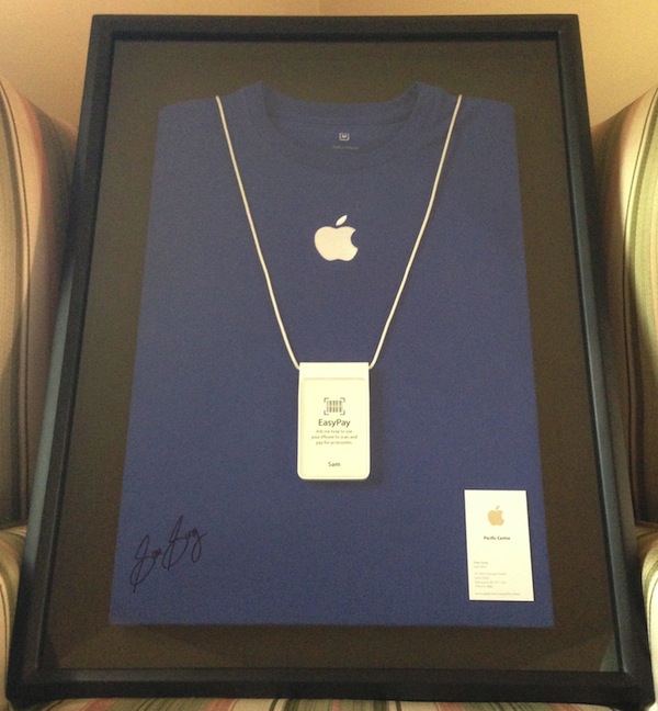 Sam Sung vende su última camiseta de Apple Store