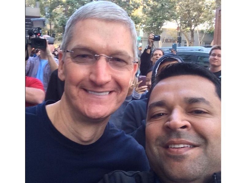 Tim Cook se echa a la calle a vender iPhone 6 con Selfies incluido