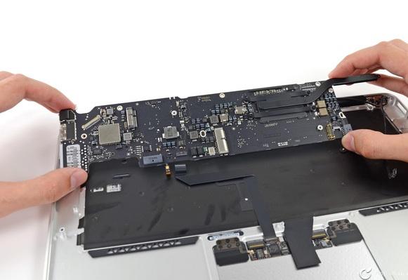 Un vistazo por dentro al MacBook Air 11 pulgadas principios 2015