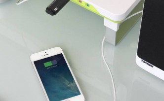 Satechi_F1_Smart_Monitor_Stand_iphone5s